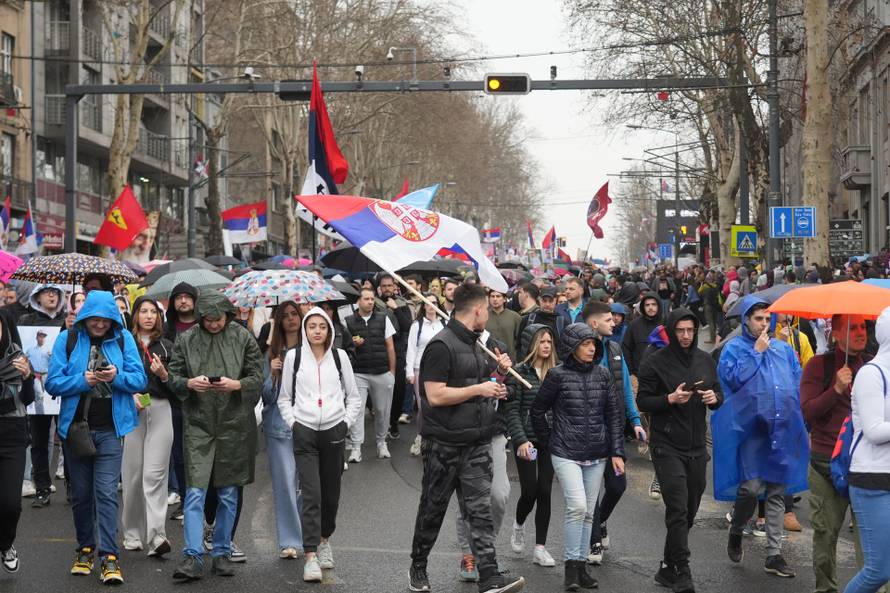 Beograd: Ljudi dolaze preko Slavije prema Skupštini Srbije gdje će se održati veliki studentski prosvjed "15 za 15"