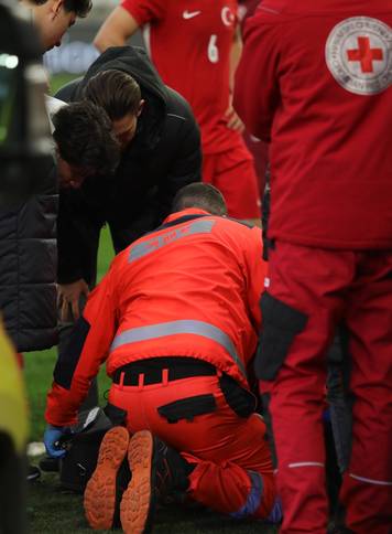 Osijek: Tijekom utakmice s Hrvatskom, turski izbornik Egemen Korkmaz se sru&scaron;io i odvela ga je Hitna pomo&cacute;