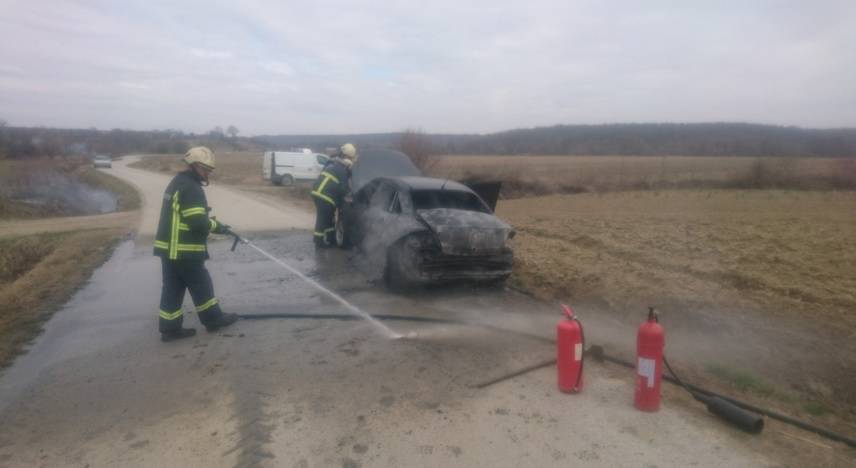 Palio korov na njivi pa zapalio auto: Žar mu upao u rukavice