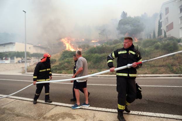Buknuo veliki požar u Pisku, vatra došla do kuća