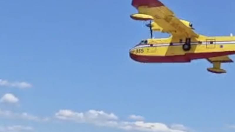 VIDEO Pogledajte kako naši piloti kanadera gase požar kraj Metkovića: 'Gori rezervat'