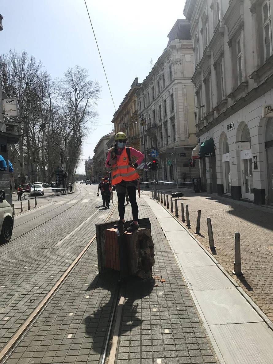 Dame su ušle u gojzerice, stavile kacige i popele se na krovove da pomognu Zagrebu