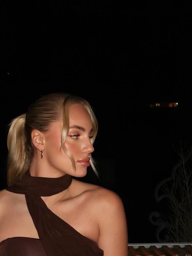 FOTO Kratka haljina i zavodljivi pogled. Ovako je najljepša nogometašica uplovila u 2026.