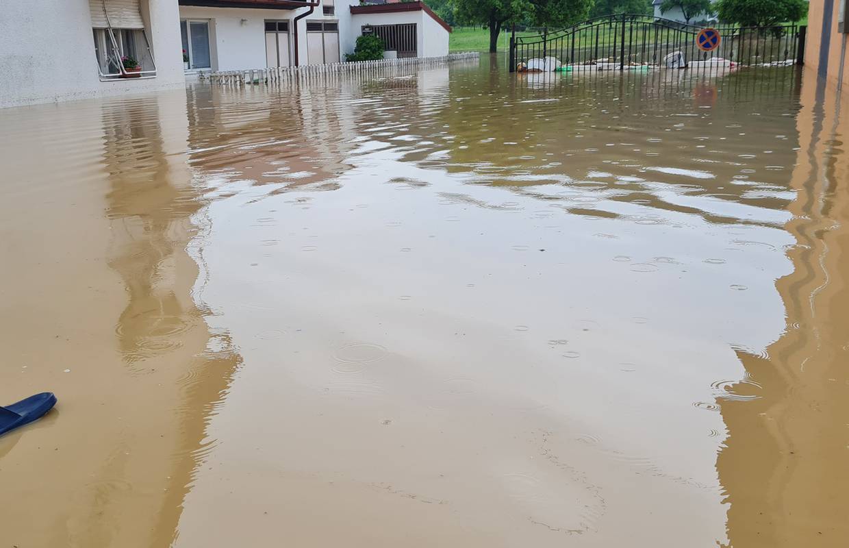 Upute u slučaju poplava: Hrana i voda mogu biti kontaminirane, provjerite što možete koristiti