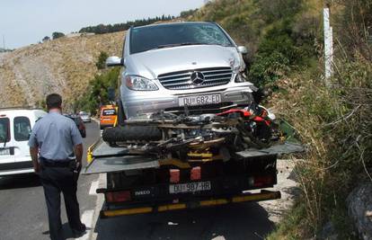 U sudaru s kombijem teško ozlijeđen motociklist (28)