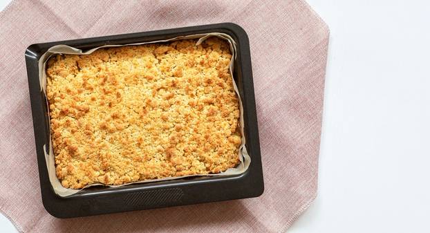 Delicious,Apple-peach,Shortcrust,Cake,With,Crumb,In,Baking,Dish,On