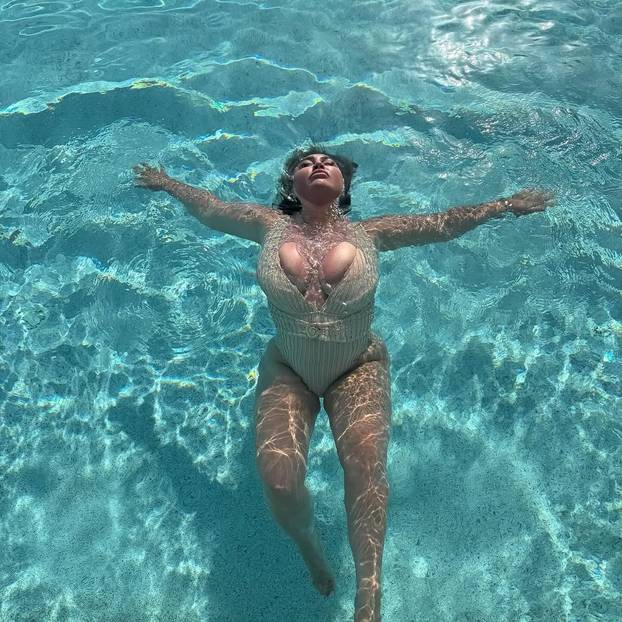 FOTO 'Bolje da ljulja nego... ' Izvijala se na bazenu, a kad su došli paparazzi - izbacila guzu