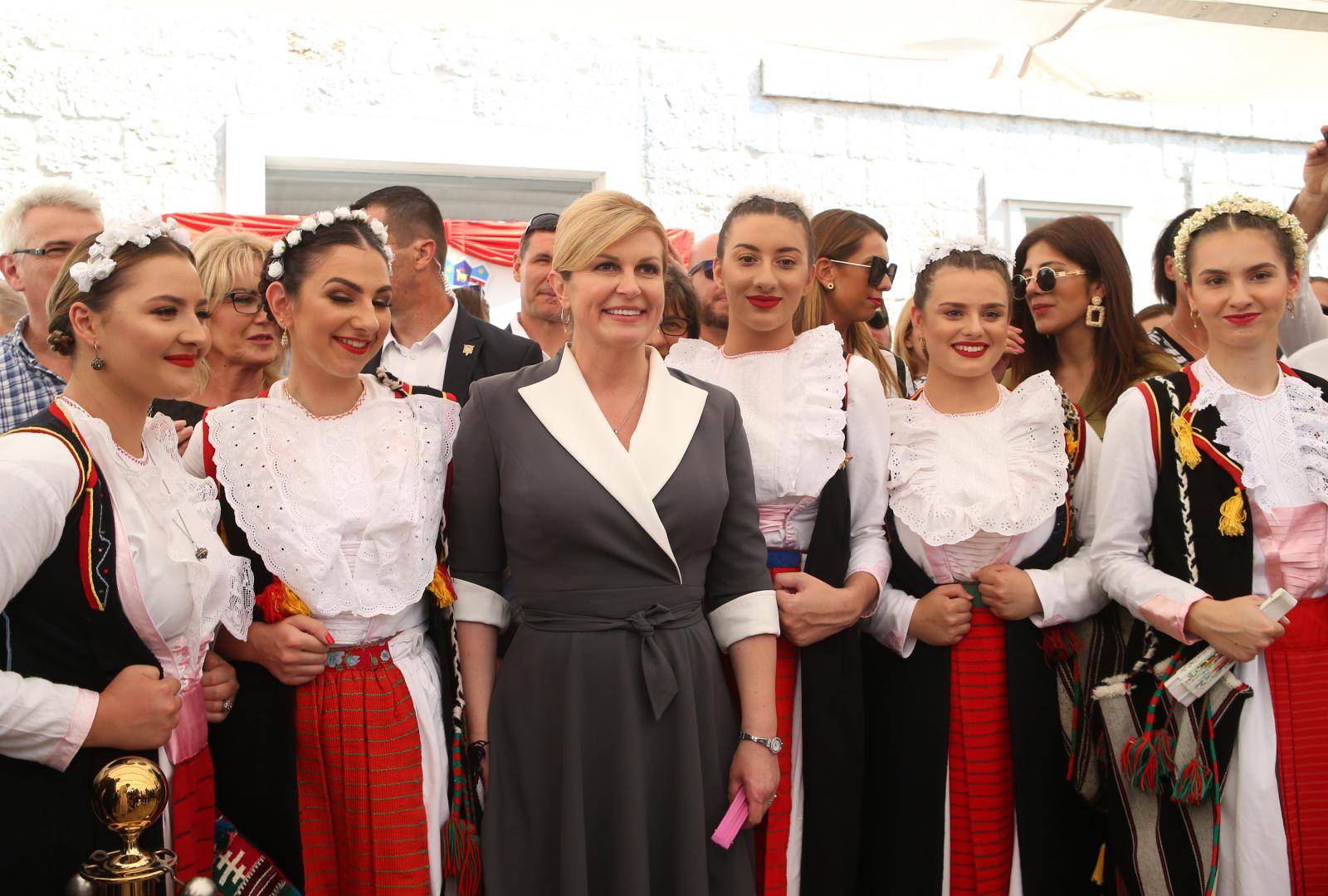 Kolinda u sivoj haljini blistala na Alci, a hladila se lepezom