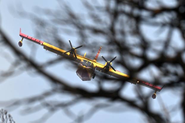 FOTO Kanaderi cijeli dan u akciji: Pogledajte kako gase požare diljem Dalmacije