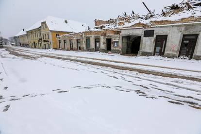 Razrušeni centar Petrinje pod snijegom