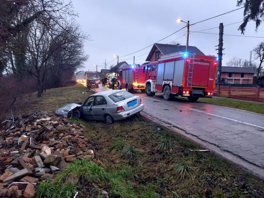 FOTO Dvoje ozlijeđenih u sudaru automobila kraj Siska