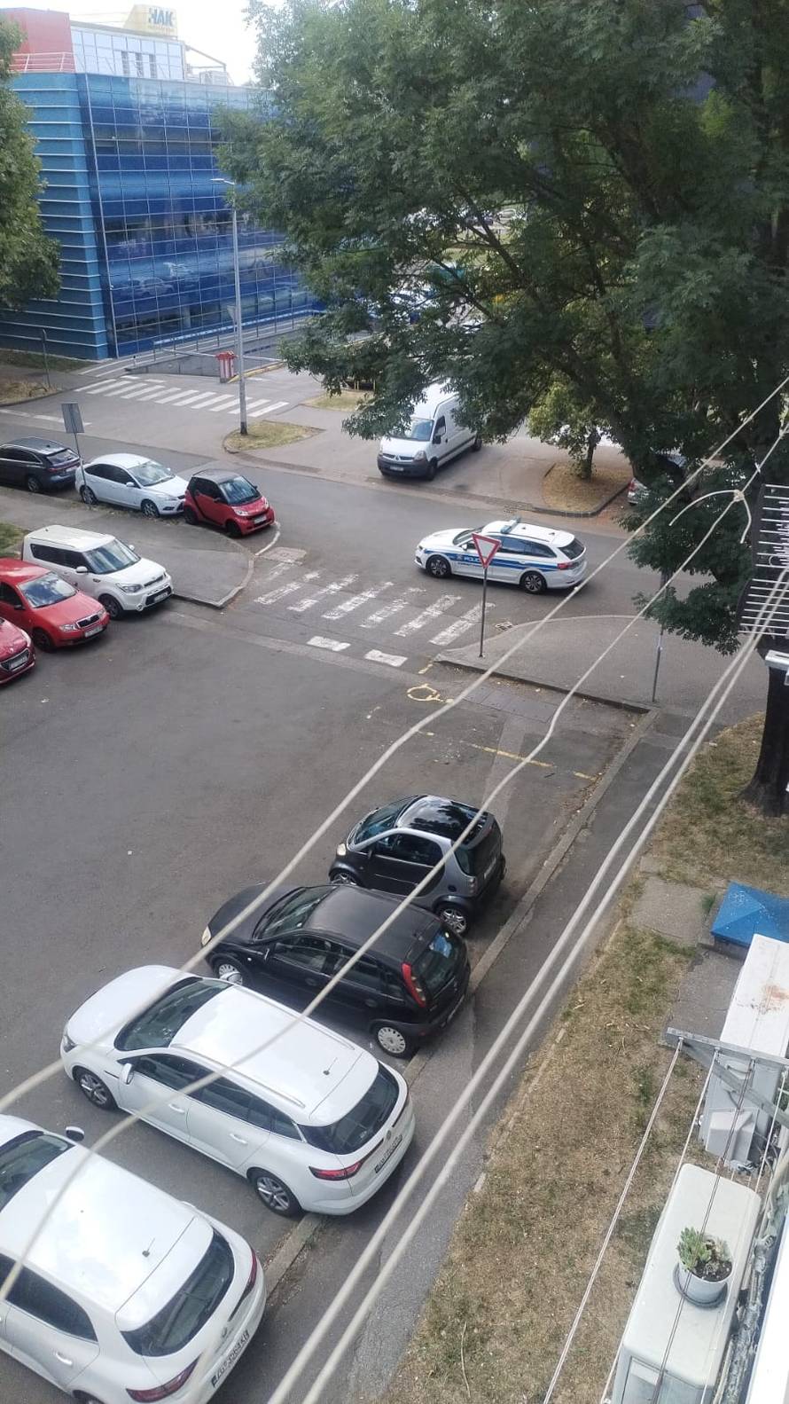 FOTO Izvukao osigurač iz bombe u Novom Zagrebu, hodao kroz park blizu škole. Uhitili su ga!
