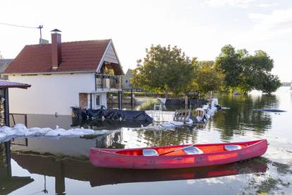 FOTO Vrhunac vodnog vala: Dunav i Drava se izlili iz korita, pogledajte veliku galeriju