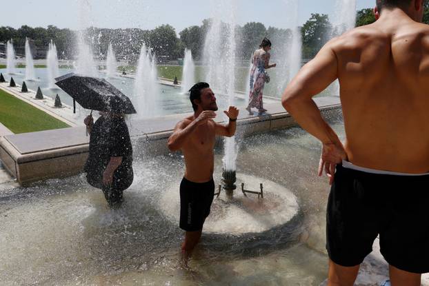 Early heatwave hits France