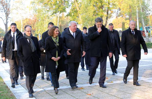 U prigodi blagdana Svih svetih, predsjednik Vlade Andrej Plenković sa suradnicima obišao Gradsko groblje Mirogoj 