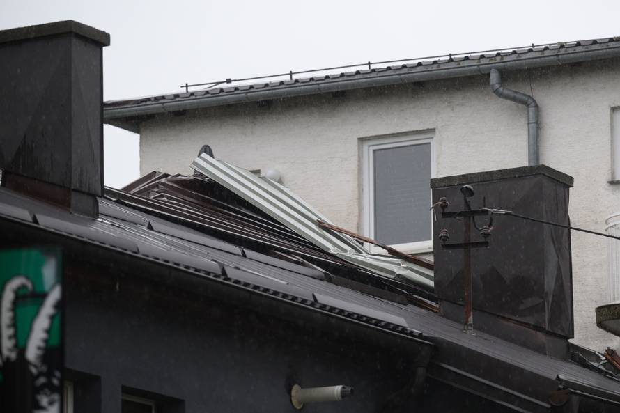 Zagreb: Krov kuće oštećen u nevremenu na Ljubljanici, vatrogasci saniraju štetu