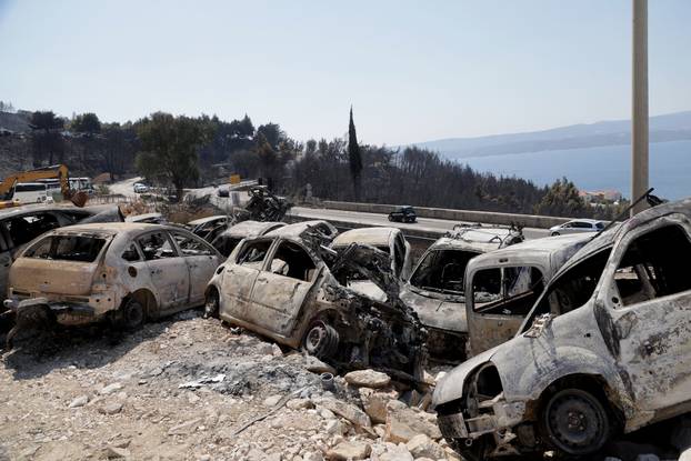 Omiš: Veliki broj izgorenih automobila u požaru