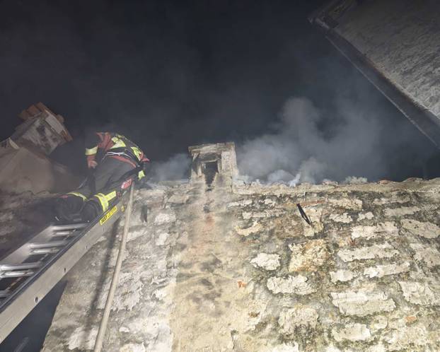 FOTO Muškarac (72) ozlijeđen u buktinji u Rovinju, prebacili ga helikopterom u bolnicu u Rijeci