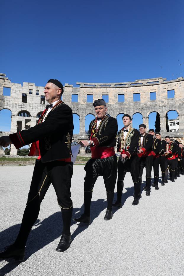 Pula: Mimohod Bokeljske mornarice u Puli