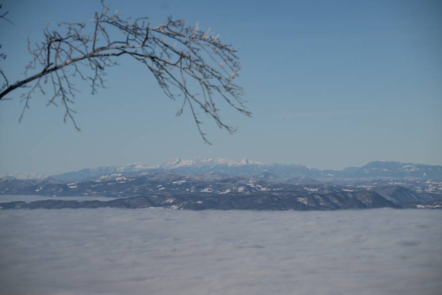 Zagreb: Dok je grad obavijen maglom, Sljeme je okupano suncem 