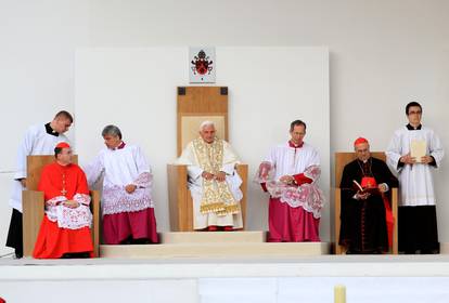 Papa Benedikt u Zagrebu prije 11 godina: Poklonio se Stepincu i poručio 'Hrvati, slavite obitelj'