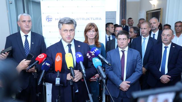 Premijer Plenković na potpisivanju ugovora o rekonstrukciji željeznice u Karlovcu