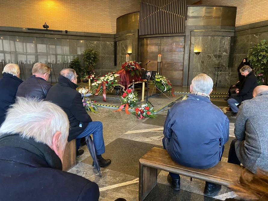 Velik broj ljudi na oproštaju legendarnog voditelja Saše Zalepugina. Obitelj u suzama