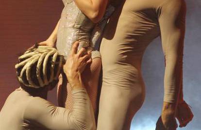 Lady GaGa simulirala seks na bini za vrijeme koncerta