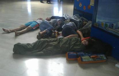 Umorni turisti zaspali na kolodvoru uprkos galami