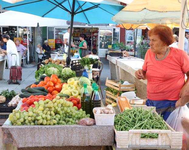 Šibenik: Bogata ponuda vo?a i povr?a na gradskoj tržnici