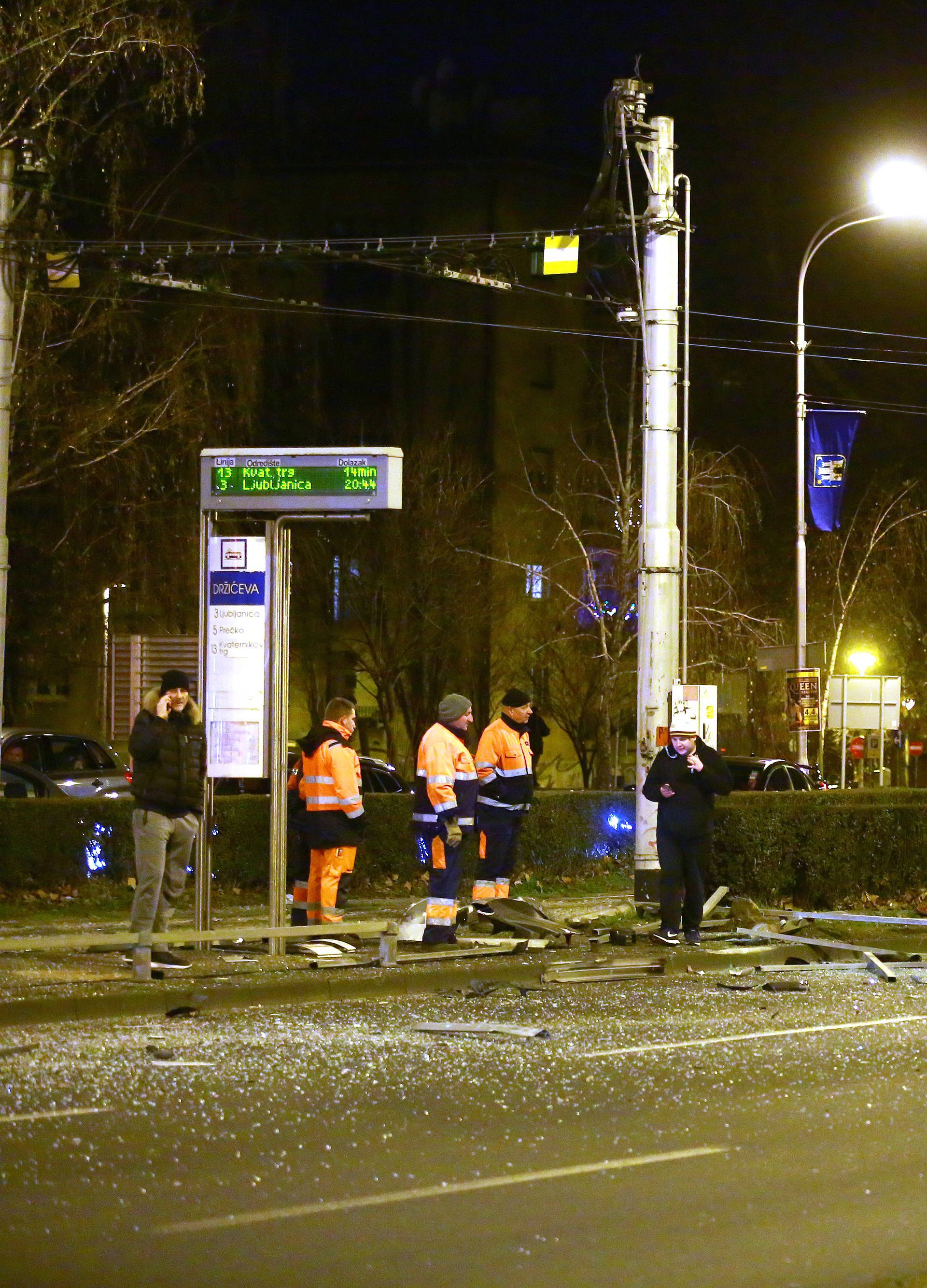 Zagreb: Automobilom se zaletio u tramvajsku stanicu na Vukovarskoj, nema ozlijeÄenih