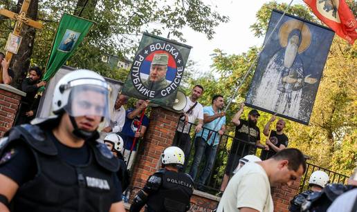 FOTO 'Pride mar&scaron;' u Beogradu: Prosvjednici veli&ccaron;ali Mladi&cacute;a, policija privela sve&cacute;enika...