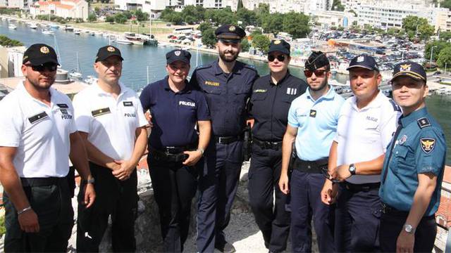 Strani policajci stigli su u Omiš: 'Na raspolaganju su građanima'