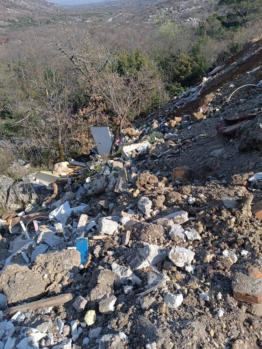 Uhićena dva muškarca: Deponij stigao do ruba kanjona, otpad zakopali i posadili masline?