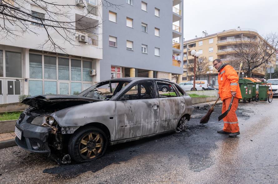 Zadar: Vatra zapaljenog otpada proširila se na automobile