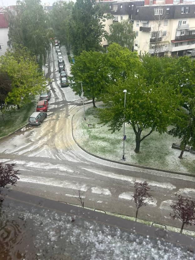 FOTO Kaos u Zagrebu nakon olujnog nevremena! Srušena stabla, skele... 'Bilo je užas!'