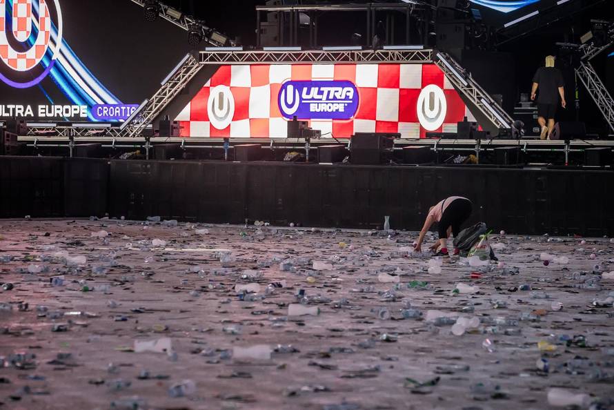 Split -  Smece nakon zavrsetka prve veceri Ultra Festivala. 
