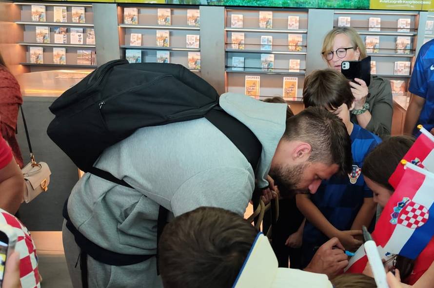 VIDEO 'Vatreni' se vratili s Eura, pozdravile ih stotine navijača! 'Nismo se nadali da će doći tu'