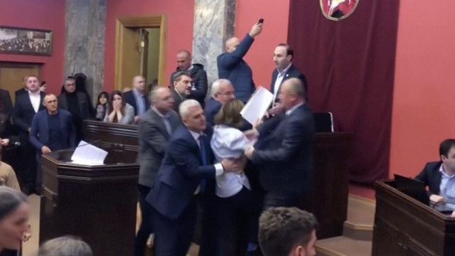Letjele šake, letjeli papiri zbog novog zakona: Tukli i šamarali se zastupnici u parlamentu