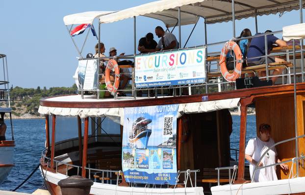 Šibenik: Izletni?ki brodovi puni turista razgledavaju naše ljepote.