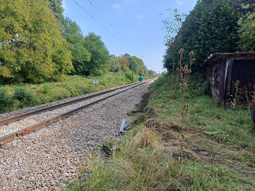 Oglasio se HŽ o incidentu u Demerju: 'Vozač BMW-a vozio je slalom kako bi zaobišao branik'