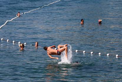 FOTO Vruće u Opatiji: Građani spas potražili na plaži Slatina