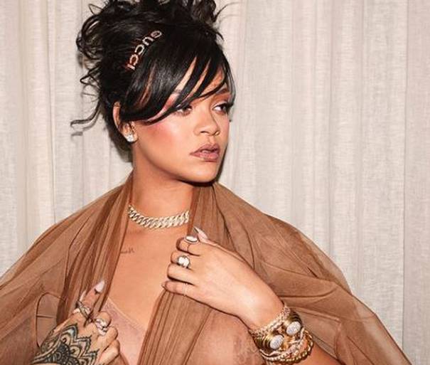 Rihanna kasnila tri sata pa se pojavila u haljini bez grudnjaka