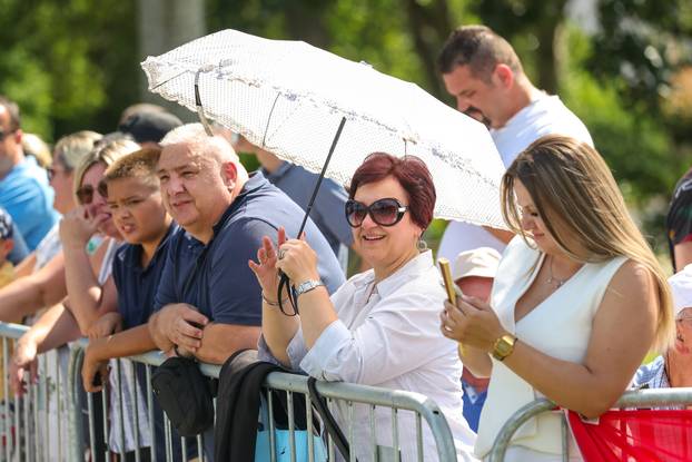Zagreb: Građani se okupljaju duž trase vojnog mimohoda