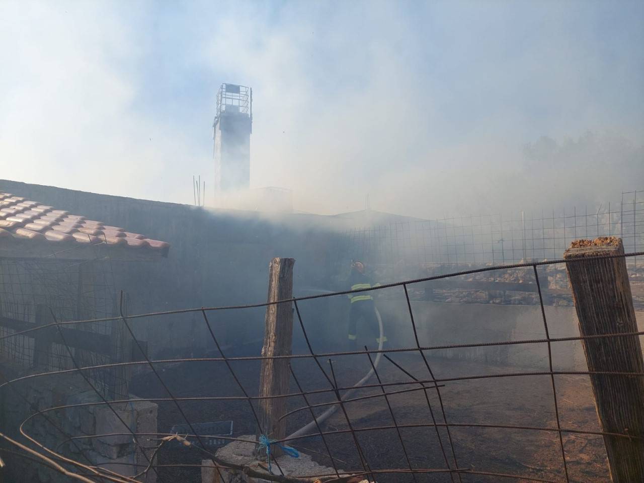 Dva požara na Braču: Izgorjela farma iznad uvale Trstena. Kod Ložišća gorjelo raslinje i vozilo