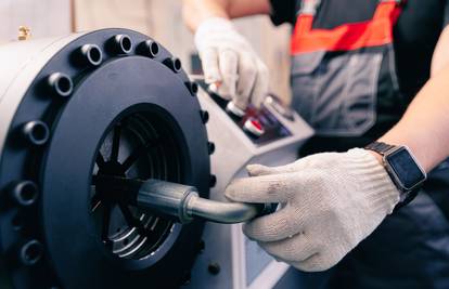 Od traktora do kamiona: Stručna reparatura obloga, kvačila i hidrauličnih sustava