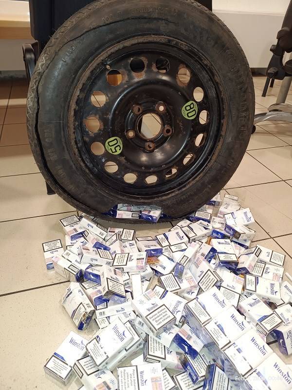 FOTO Ulovili ih na Bajakovu: Srbin ugurao 2600 cigareta u kotač, kaznili ga sa 6000 eura