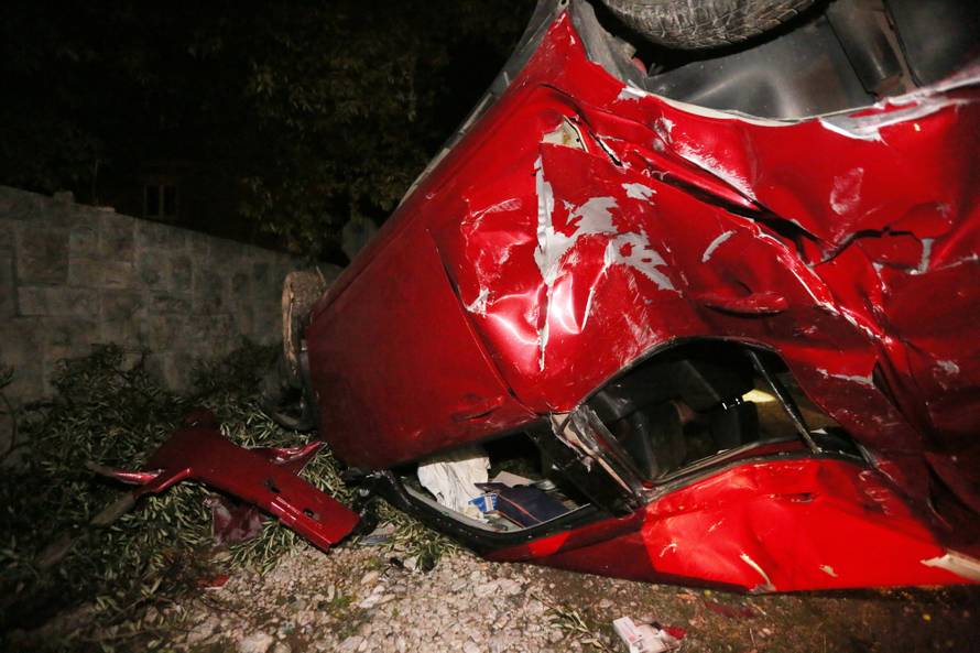 Izletio s ceste, prevrnuo se na krov i pokosio nekoliko maslina