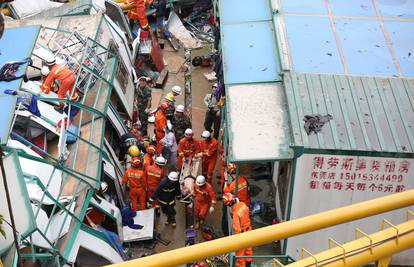 Jak vjetar srušio kran u Kini, najmanje 18 osoba je poginulo