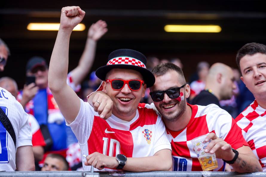 Hamburg: Navijači uoči početka utakmice Hrvatske i Albanije u 2. kolu skupine B na Europskom prvenstvu